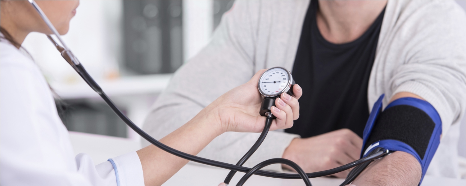 Guía completa para manejar la hipertensión en adultos mayores.